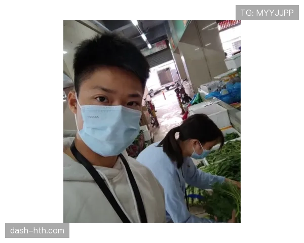 林孝埈拎着菜篮子被粉丝认出，钱包里那张卡直接把排队的人都噎住了